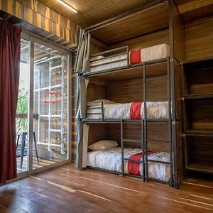 https://reina-roja-hostal.quintano-roohotels.com